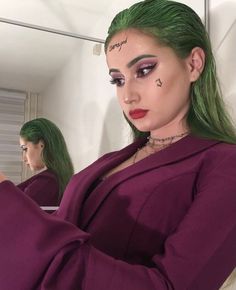 Woman Joker Halloween, Cute Joker Makeup, Joker Suicidé Squad Costume Female, Green Hair Halloween Costumes Ideas, Women Halloween Outfits, The Joker Female Costume, Halloween Costumes Green Hair, Joker Woman Makeup, Halloween Costumes Clown Outfit