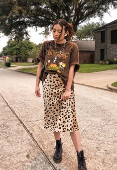 Leopard Skirt Outfit, Edgy Looks, Skirt Silk, Brown Skirt, Tshirt Outfits, Outfit Inspo Fall, Wild Ones, Print Skirt, Edgy Outfits