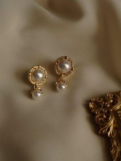 Editorial Accessories, Jewelry 2000s, 2000s Accessories, Accessories Editorial, Small Earrings Gold, Pearl Earrings Designs, Gold Earrings Models, Pearl Jewelry Design, Instagram Jewelry