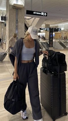 Flight Outfit Airport Style, Airport Outfit Comfy, Chic Airport Outfit, Plane Outfit, Airport Outfit Summer