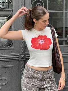 Vevesc Floral Print White Graphic Tees Casual Y2k Going Out Crop Tops Woman 2024 Summer Fashion T Shirt Stand out from the crowd with Vevesc Floral Print White Graphic Tees! Embrace the bold and adventurous spirit of the Y2K era with this casual, yet stylish crop top. Perfect for going out or as a fashion statement, this tee exudes confidence and risk-taking attitude. Don't miss out on this must-have for your summer wardrobe! Season: Spring/Summer Clothing Length: short（4-16inch） Decoration: none Elasticity: Medium Strecth Sleeve Style: regular Fabric Type: Knitted Material: COTTON Material: POLYESTER Pattern Type: Paisley White Crew Neck Y2k Tops, Fitted Y2k T-shirt For Summer, Fitted Y2k Tops For Summer, Y2k Crew Neck Spring Top, Spring Y2k Crew Neck Top, Y2k Crew Neck Top For Spring, Y2k Style Cotton Summer Tops, Y2k Style Cotton Tops For Summer, White Y2k Tops For Spring