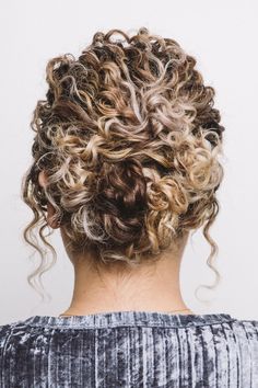 Holiday Hair Inspiration, Super Curly Hair, Trendy We Fryzurach, Curly Updo, Curly Hair Updo, Curly Hair With Bangs, Updo Hairstyles, Short Hair Updo, Short Curly Hair