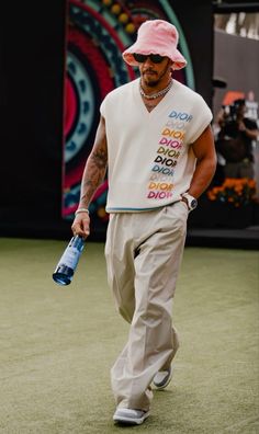 Guys Clothing Styles Streetwear, Lewis Hamilton Style, Clothes Tricks, Hamilton Outfits, Pink Bucket Hat, Look Festival, Classy Outfits Men, Street Fashion Men Streetwear