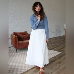 An Effortlessly Chic White Maxi Skirt Elevates Any Look. It Drapes Beautifully And Offers A Flattering Fit. With Accurate Sizing And A Lovely Long Length, It's A Wardrobe Staple For Any Body Type. White Relaxed Fit Long Skirt, White Maxi Skirt Outfit Fall, Maxi Skirt Fall Outfit, Maxi Skirt Outfit Fall, White Maxi Skirt Outfit, Orange Maxi Skirt, Maxi Skirt Fall, Skirt Outfit Fall, White Maxi Skirt