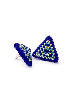 Triangle stud earrings made with royal blue, turquoise and yellow color high-quality Japanese Miyuki seed beads.Very lightweight, only 0-14oz. Double layered.Suitable for any occasion.Pictures are taken inside and outside.Due to different light sources, colors may look different.If you would like additional pictures, please don't hesitate to reach out. Pink Hoop Earrings, Triangle Stud Earrings, Beaded Earrings Diy, Triangle Earrings Stud, Diy Earring, Ear Ring, Triangle Studs, Beaded Earrings Patterns, Triangle Earrings