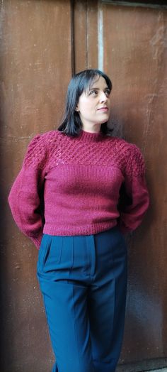 Maglione di Mohair da donna in colore bordeaux. Il maglione è lavorato a mano, ha il corpo e le maniche lavorate a maglia rasata con elastici sul fondo. Il maglione è impreziosito dal carre' che è lavorato tutto a maglia mimosa, che per chi non è esperto sono delle piccole palline a rilievo. Il maglione ha collo a lupetto. La bellezza di questo maglione è la qualità della lana che è il Mohair, che è una lana caldissima ed i maglioni indossati sono leggerissimi. Si può lavare a mano con detersivo Fitted Mohair Turtleneck Sweater, Fitted Hand Knitted Turtleneck Sweater, Fitted Burgundy Crew Neck Sweater, Pull Mohair, Mohair Sweater, Stockinette Stitch, Knit Pullover, Burgundy Color, Mimosa