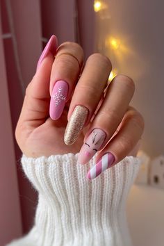 🎄💅 Get ready to sleigh the holiday season with these sweet Christmas nail designs in lovely shades of pink!  #ChristmasNails #PinkNailArt #HolidayManicure #FestiveSparkle #WinterNailDesigns #NailInspiration #PrettyInPink #SeasonsGreetings Holiday Themed Nails, Pink Nail Art, Winter Nail Designs, Sweet Christmas, Christmas Nail Designs, Snowflake Pattern, Types Of Nails, Nail Trends