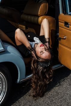 Девушка в ретро мерседесе Car Shoots Photography, Car Pinups Photo Shoot, Pinup Photoshoot With Car, Classic Vintage Photoshoot, Classic Car Photoshoot Ideas, Vintage Car Photoshoot Women, Photoshoot With Old Car, Photoshoot Car Ideas, Car Photoshoot Women