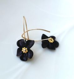 Petite black lucite flowers on gold filled or sterling silver wire accented with tiny vermeil or sterling silver daisy beads. Measurements: Length: 1 1/4 inches Width: 5/8 inch Elegant Adjustable 3d Flower Earrings, Daisy Beads, Lucite Flower Earrings, Flower Earrings Gold, Silver Wire, Flower Earrings, Earrings Gold, Gold Earrings, Gold Filled