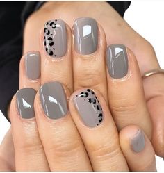 Nail Ideas With Sparkles, Fall Nails 2023 Leopard, Nail Designs For Concert, Easy Accent Nail Designs, Office Acrylic Nails, Trendy Pedicure 2023, Nail Design Ring Finger, Valentines Acrylic Nail Designs, Mail Ideas Short