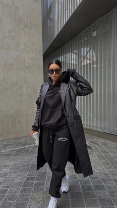 Black Tracksuit Outfit Women, Black Tracksuit Outfit, Tracksuit Outfit Women Street Styles, Winter Outfit Comfy, Style Black Leather Jacket, Black Sweatpants Outfit, Tracksuit Outfit Women, Ivona Zupet, Black Sweatsuit