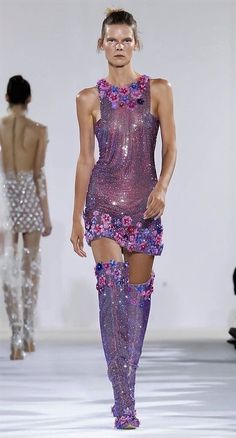 Purple Runway Fashion, Purple Runway, Funky Formal, Modern Vintage Fashion, Fashion Styling, Stage Outfits, Mode Inspiration