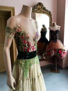 Hermosos vestidos inspirados en la historia y la arquitectura. #mariaantonieta #arte #desfile #diseño #moda #sánchez #diseñadorvenezolano #klimt Designer Gowns