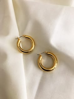 Hop Earrings Gold, Timeless Gold Jewelry, Tiny Gold Hoop Earrings, Chunky Gold Hoop Earrings, Bracelets Beaded, Hoops Gold, Dope Jewelry, Gold Earrings Designs, Earrings Hoop