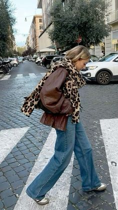 Nyc Winter Outfits Street Style 2024, 90 Style Outfits 90s Fashion, Aw24 Fashion Trends, Spain Winter Outfits, Looks Adidas, Leopard Print Outfits, Mode Zara