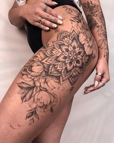 Tattoo Bein Frau, Bum Tattoo Women, Tato Mandala, Bum Tattoo, Floral Thigh Tattoos, Hip Thigh Tattoos, Chic Tattoo, Dragon Tattoo For Women, Hip Tattoos Women