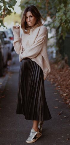 Plated Black Skirt Outfit, Black Plated Skirt Outfit, Black Maxi Skirt Outfit Winter, Plated Skirt Outfit, Black Skirt Casual, Midi Skirt Outfit Casual, Winter Maxi Skirt Outfit, Black Maxi Skirt Outfit