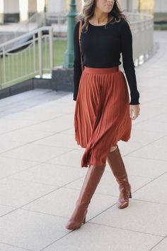 Cognac Boots and Midi Skirt   best weekend sales Boots And Midi Skirt, Midi Skirt With Boots, Midi Rock Outfit, Red Pleated Skirt, Rok Outfit, Pleated Skirt Outfit, Cognac Boots, Midi Skirt Outfit