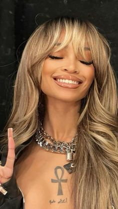 Blonde Bangs Wig Black Women, Highlight Wig With Bangs, Blonde Bangs Black Women, Honey Blonde Hair With Bangs, Honey Blonde Hair Highlights, Blonde Hair On Brown Skin, Hair Color For Brown Skin, Blonde Bangs, Dyed Hair Inspiration