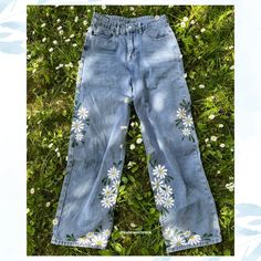 ❀ Hand painted daisy design on high waist denim jeans ❀ /In Greek mythology, daisies symbolized innocence & purity, and said that a land sprinkled with daises indicates to be sympathy flowers to help bring comfort. The name "daisy" is a contraction of the Old English name for the 'day's eye'/ ❀ Product: If you are looking for a one of a kind piece of clothing to stand out from the crowd this wearable artwork is for YOU! The daisy floral design combined with the timeless appeal of denim elevates Painted Flowers On Jeans, Denim Painting Jeans, Daisy Clothes, Hand Painted Pants, Paint Pants, Jeans Painting, Daisy Jeans, Painting Jeans, Hand Painted Jeans