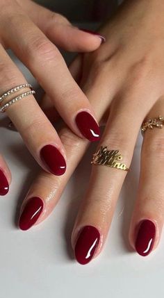 Ιδέες για φθινοπωρινά νύχια | ediva.gr Expensive Nail Colors, Red Dress Nails Ideas, Red Nails Outfit, Red Nails Simple, Bordo Nails, Red Nails Manicure, Simple Red Nails, Short Red Nails, Deep Red Nails