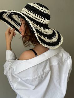 This hand knitted sun hat with wide brim from super quality raffia yarn, sun protection and stylish. head size: 55-57cm If you need another size, pls give us a note. The color is customized, you can choose your favorite color ) Chunky Knit Headband, Crochet Summer Hat, Crochet Summer Hats, Summer Hats Beach, Raffia Hat, Crochet Ear Warmer, Unique Hats, Crochet Summer, Summer Hat