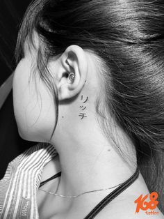 small neck tattoo Behind Ear Tattoo Japanese, Japanese Tattoo On Neck, Behind The Ear Japanese Tattoo, Asian Neck Tattoo, Neck Tattoo Japanese, Small Tattoos Neck, Rum Tattoo, Dark Aesthetic Tattoo, Japanese Neck Tattoo