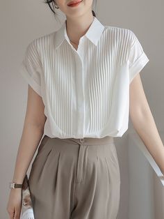 White Short Sleeve Office Shirt, White Relaxed Fit Office Tops, White Relaxed Fit Top For Office, Pleated Shirt Outfit, Pleated Top Outfit, Fashion Tops Blouse Style, Professional Blouses, Knotted Blouse, Formal Tops