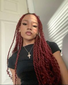 Black And Burgundy Hair Braids, Black Knotless With Curls, Red Burgundy Braids, Skunk Stripe Braids Blonde, Braids With Curls Red, Red Braids Aesthetic, Burgundy And Blonde Knotless Braids, Burgundy Island Twist, Island Twists With Curls