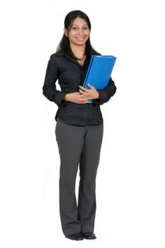 A good choice for an interview: a button-down and dress pants. Interview Outfit Black Women, Job Interview Outfit For Women Casual, Best Interview Outfits, Professional Dress Code, Interview Suits, Business Dress Code, Suit Guide