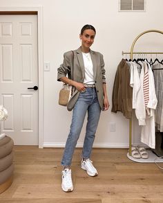 Office Outfits Women Jeans, Casual Office Outfits Women Jeans, Blazer Jeans Outfit Women, Blazer And Sneakers Outfit, Boyfriend Blazer Outfit, Casual Office Outfits Women, Street Style Winter Casual, Casual Office Outfits