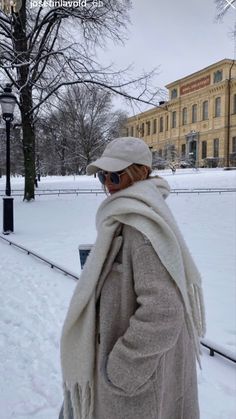 Colorado Fashion Summer, Winter Outfits Aesthetic 2023, New York At Christmas Outfits, Paris Aesthetic Fashion Winter, Cozy Winter Aesthetic Outfits, Winter Photo Ideas Instagram, Snow Aesthetic Outfit, Winter In London Outfits, Winter Insta Pics