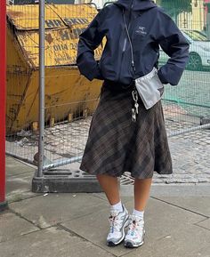 Vintage Skirt Outfit, Winter Christmas Outfits, Skirt Streetwear, Early Fall Outfits, Outfit Autumn, Shoes 2023, London Outfit, Aesthetic Fall, Fall Inspo