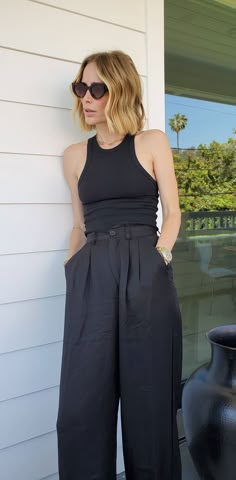 Wide Leg Pants Tank Top Outfit, Black Pants Tank Top Outfit, Anine Bing Summer Style, Wide Leg Pants Black Outfit, Summer Black Pants Outfit, Anine Bing Street Style, Anine Bing Style 2023, Black Wide Leg Linen Pants Outfit, Black Linen Pants Outfit Work