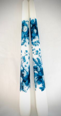 two blue and white skis sitting side by side on top of eachother