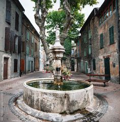 a fountain in the middle of an alley way