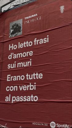 a sign on the side of a building that says, ho letto frasi davore su muri erano tutte con verbi al passato