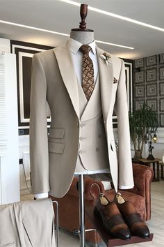 Elvis Modern Champagne Peaked Lapel Three Pieces Prom Suits Champagne Button, Classic Suits, Stylish Mens Suits, Prom Suit, Classy Suits, Look Formal, Dress Suits For Men, Designer Suits For Men