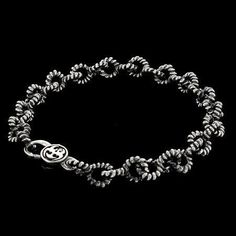 Bracciale in Argento 925 con maglie di corda annodata saldate una ad una e moschettone con logo. Finitura brunita e lucidata per questo stupendo e leggero intreccio di emozioni da indossare al polso. Il peso del gioiello è puramente indicativo e si riferisce ad una taglia centrale, per questo motivo può variare notevolmente. Misure: 5mm.Peso: 26gr.