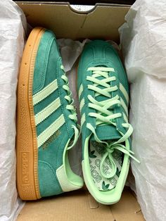 #gazelle #adidassneakers #spezial #green #nike #sneakers #adidasspezial #ootd #viralpost #mode Green Adidas Sneakers, Adidas Green Gazelle, How To Style Green Shoes, Green Spezial Adidas, Green Adidas Spezial, Green Spezial Adidas Outfit, Green Spezials, Nike Gazelle, Adidas Spezial Green