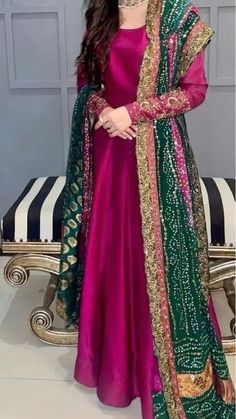 Mehndi Dupatta Designs, Shaadi Outfits Desi Wedding, Mayoun Outfit, Decent Outfits For Women, Khaddar Suit Design, Mehndi Outfit Ideas, Pakistani Gowns, Pakistani Mehndi Dress, Simple Indian Suits