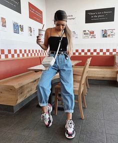 Cute aesthetic outfit Women Cargo Pants Outfit, Mom Jeans Outfit Summer, Mom Jeans Style, Stile Hijab, Women Cargo Pants, Cargo Pants Outfit