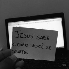 someone holding up a piece of paper that says jesus sabe como voce se sente