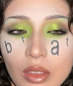 Brat Makeup Look, Brat Makeup Charli, Brat Makeup, Green Eyeliner Makeup, Work Makeup Looks, Green Contour, Sweat Tour, Artsy Makeup, Black Eye Makeup