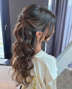 Middle Eastern Wedding Hairstyles, Bridal Hairstyles Brown Hair, Hairdo For Bridesmaid, Prom Wavy Hair, Beach Hair Wedding, Wedding Hairstyles With Bangs, Quince Hair, Senior Hoco, Bridesmaid Hair Inspo