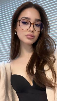 Glasses For Long Faces, Flipagram Instagram, 사진 촬영 포즈, Girls With Glasses, American Beauty, Pretty Makeup, Womens Glasses