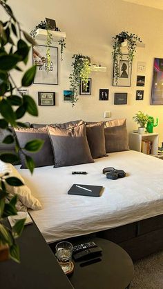 Guys Room Inspiration, Young Men�’s Apartment, Boys Room Aesthetic, Apartment Bedroom Decor For Couples, Art Deco Bedrooms, Black Living Room Decor, Black Bedroom Design, Dream Apartment Decor