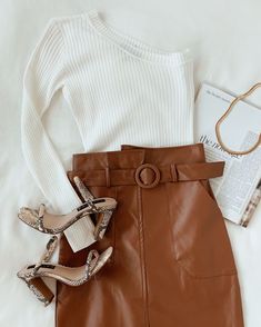 Cream Leather Skirt Outfit Winter, Paper Bag Leather Skirt Outfit, Brown Leather Mini Skirt Outfit, Camel Leather Skirt Outfit, Tan Leather Skirt Outfit, Style A Leather Skirt, Brown Leather Skirt Outfit, Leather Skirt Outfit Winter, Faux Leather Skirt Outfit