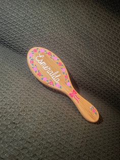 These personalized hair brushes are so unique and the perfect gift for yourself or a loved one! The brushes are the perfect size to fit in a make-up bag or purse, making it super easy to carry if needed. These make for the perfect bridesmaid gift, birthday gift, and more. Simply state what color flowers you would like, as well as the name you would like on the brush. If you need more than 10 brushes, just message me and I will update the listing for you! They are sealed with a waterproof Mod Podge for longevity! Bridesmaid Gift Ideas Diy, Painted Hairbrush, Unique Bridesmaid Gifts, Diy Bridesmaid Gifts, Random Products, Matching Bridesmaids, Bridesmaid Gifts Unique, Purse Making, Painting Brushes