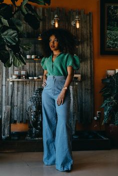 Bri was adopted from Nigeria. She is planning to become a journalist and she just landed her dream internship with New York Times. Before she left for internship, we met up at two local coffee/tea shops for a photoshoot. Outfit: 1970s Ciao Silk Blouse 1970s Jantzen Yellow Skorts  1970s Denim Jeans with the Coat 1980s… Vintage Fashion 70s, Chique Outfits, Fashion Blogger Style, Moda Vintage